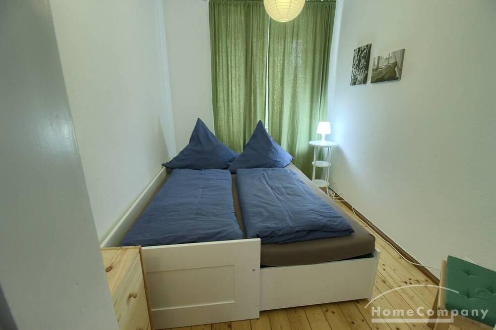 Kleines Schlafzimmer mit Doppelbett - es kann auch in ein Einzelbett verwandelt werden
